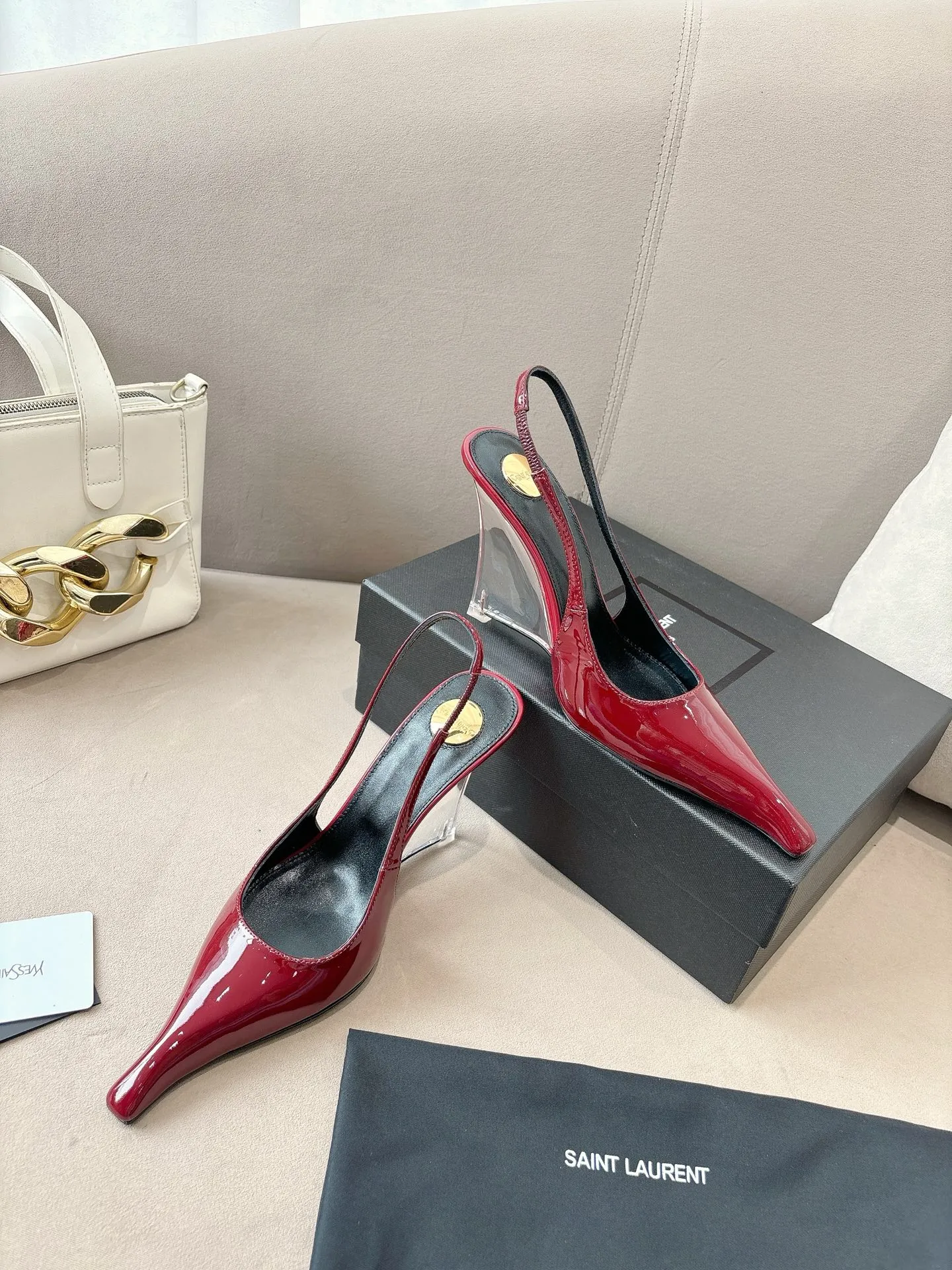 👟👟Ex-factory price 640👟👟 Yves Saint Laurent YSL 25ss/autumn and winter ready-to-wear series catwalk style high heels. The design of the toe and transparent heel, the final effect is quite impressive. Only YSL understands women's hearts best and does not accept refutation. It is a super invincible feminine artifact and a must-have for women (z-product full-body customization, own molded hardware accessories, perfect consistency) ✔ Upper: imported cow patent leather ✔Inner lining: imported goatskin ✔Sole: imported genuine leather outsole ✔Heel height: 10.5cm ✔Number of yards: 36-39 (40, 41, 42 can be customized and non-returnable) (Full set of packaging)